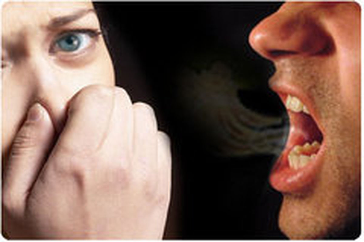 بوی بد دهان نشانه چیست؟