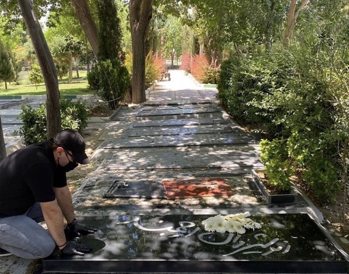 برزو ارجمند بر سر مزار پدرش + عکس