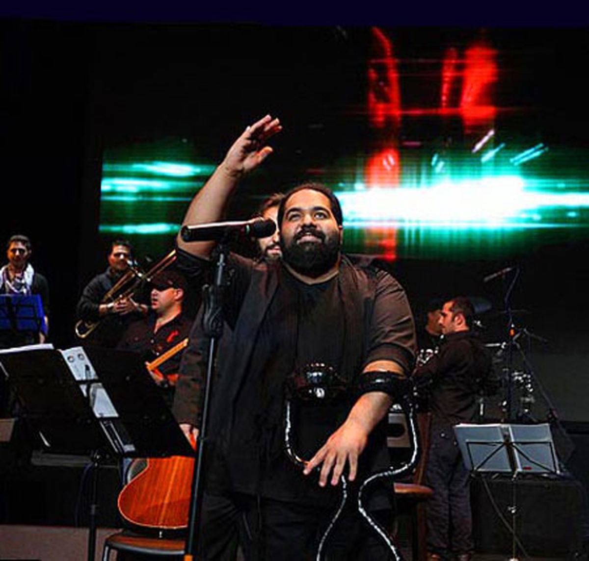 رضا صادقی غمگین در حال دق کردن است
