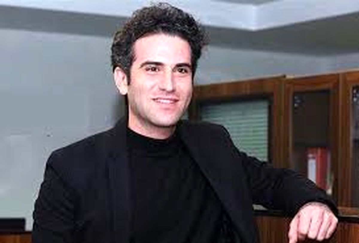 هوتن شکیبا هم غرق در گوشی اش شد