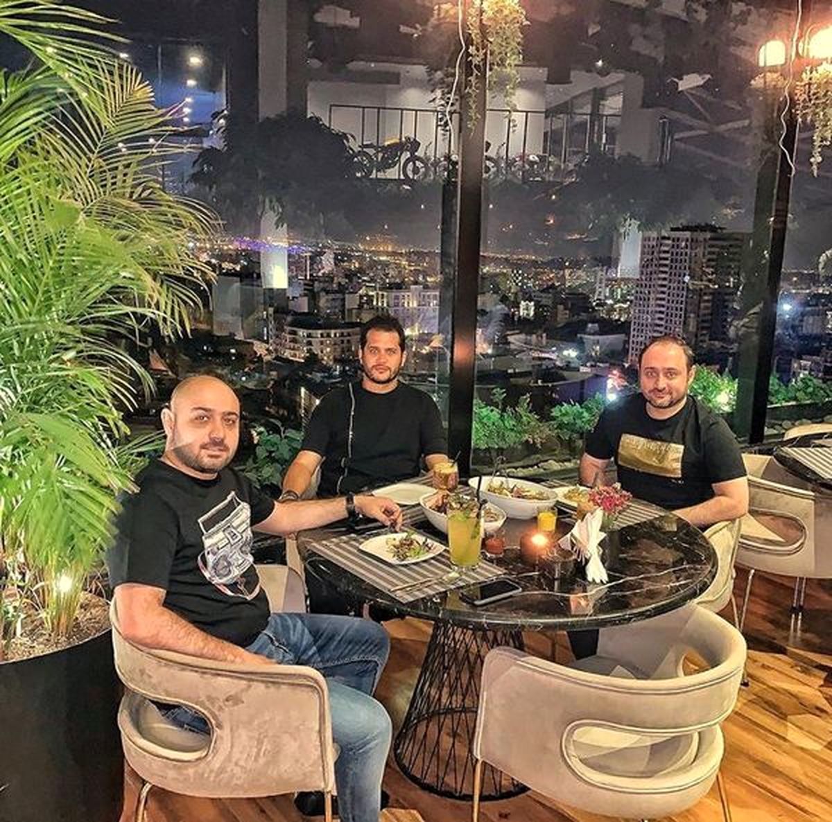 سیاوش خیرابی و دوستانش در یک رستوران + عکس
