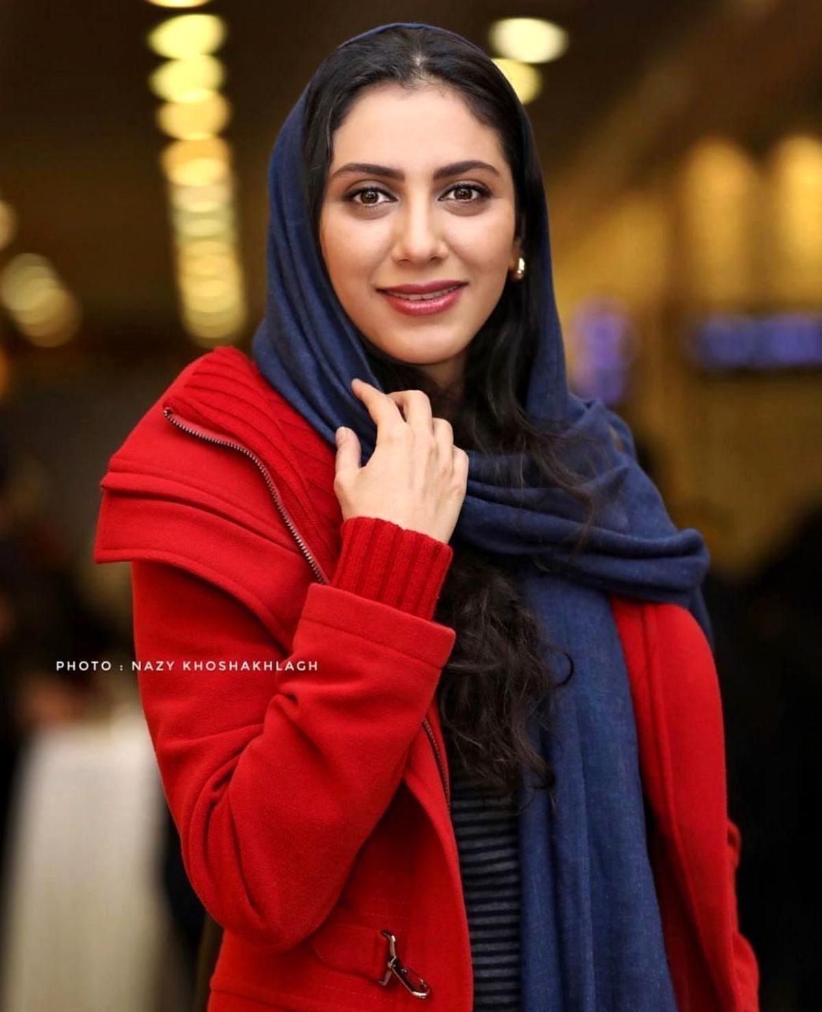 تصویر جدید از مونا فرجاد در کنار شومینه