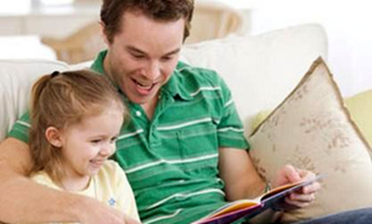 برای نوزادتان با صدای بلند کتاب بخوانید 