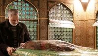 فیلمی ماندگار از حضور حاج قاسم در داخل ضریح+ فیلم