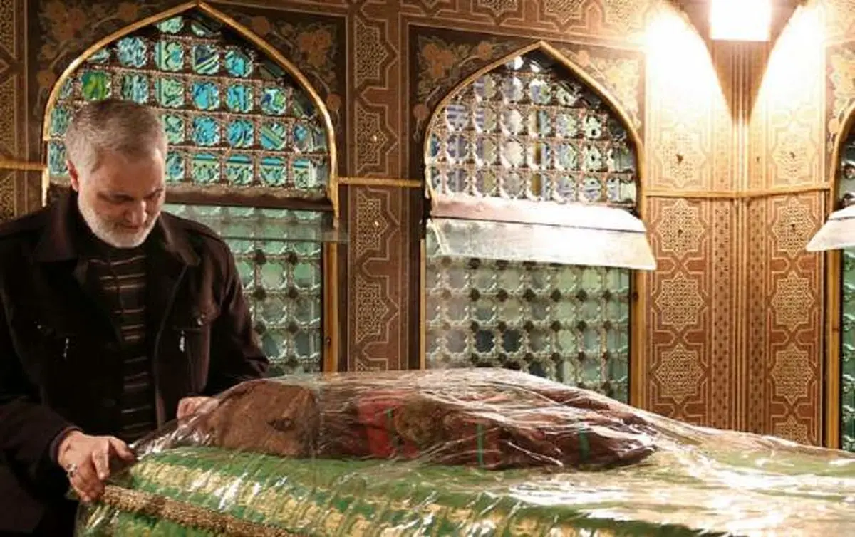 فیلمی ماندگار از حضور حاج قاسم در داخل ضریح+ فیلم