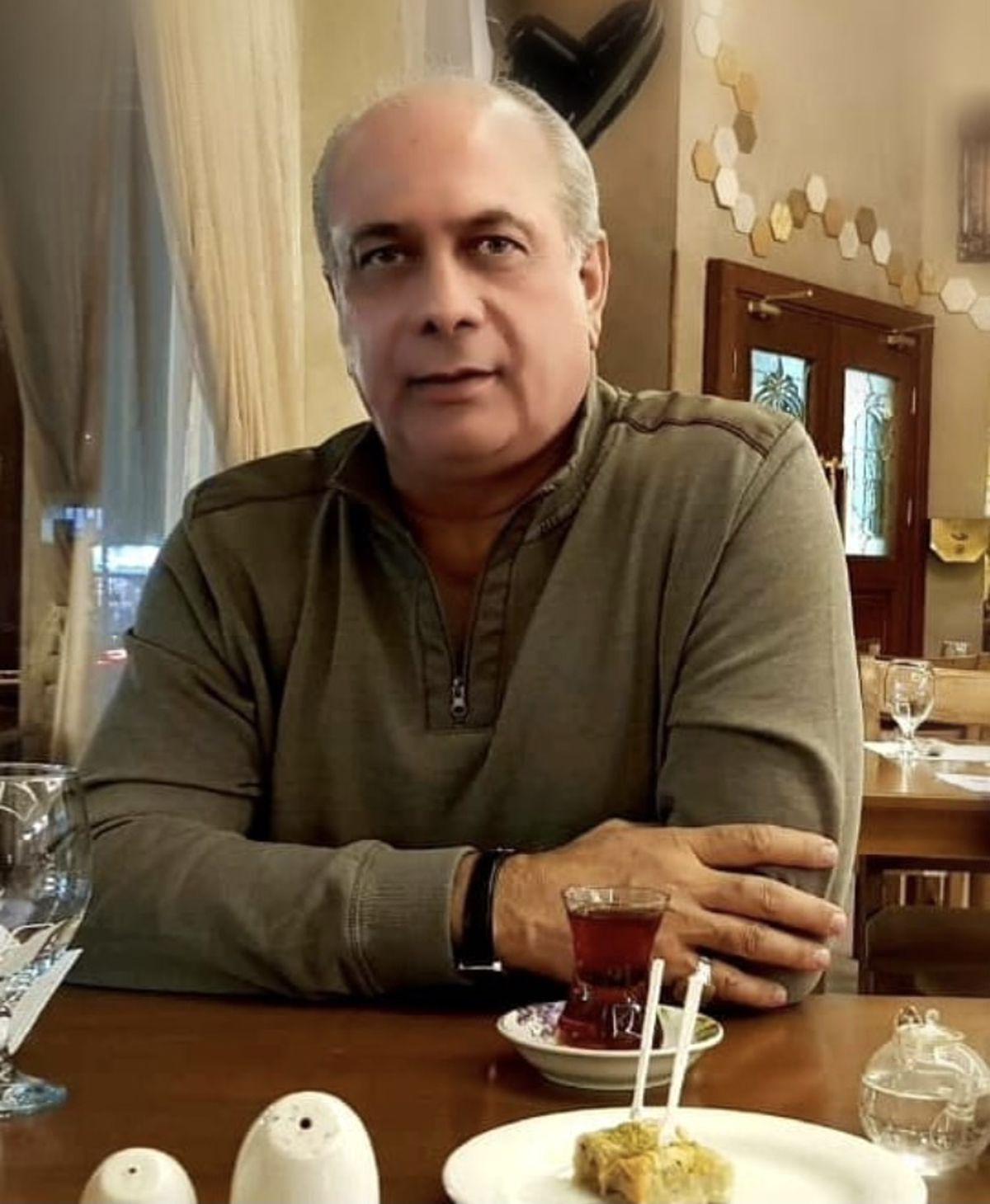 بهمن دان در یک کافه عربی + عکس