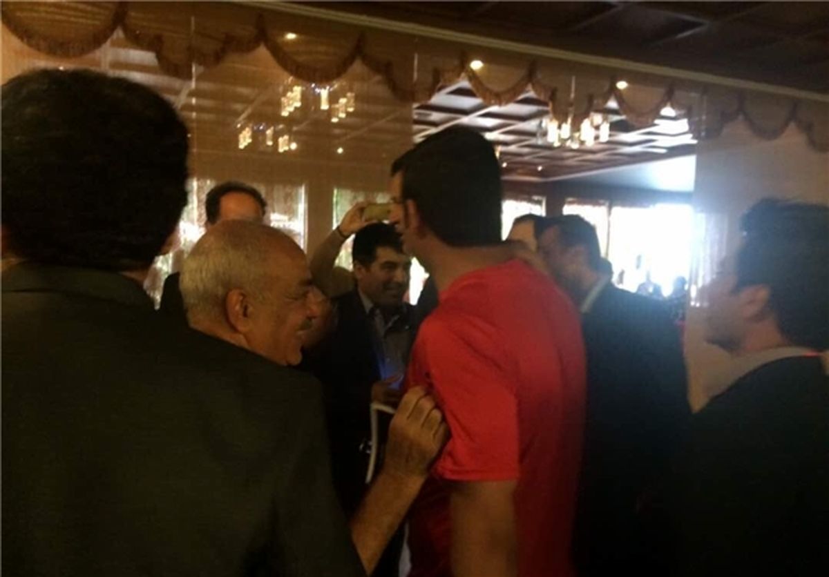 استقبال گرم پرسپولیسی‌ها بااسطوره فوتبال+عکس