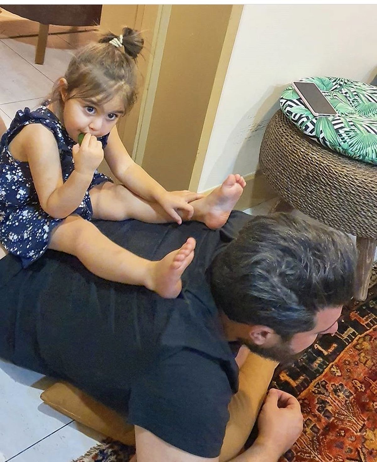 محسن کیایی و‌ دخترش در خانه شان + عکس
