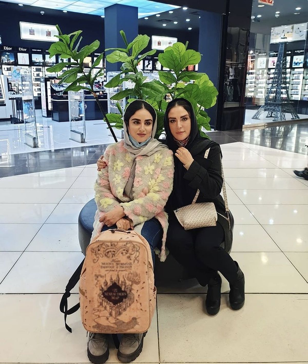 پاساژ گردی خانم بازیگر با مادرش + عکس