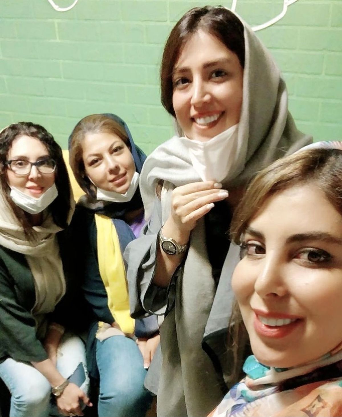 خانم بازیگر و خواهرش در جمع دوستانش + عکس