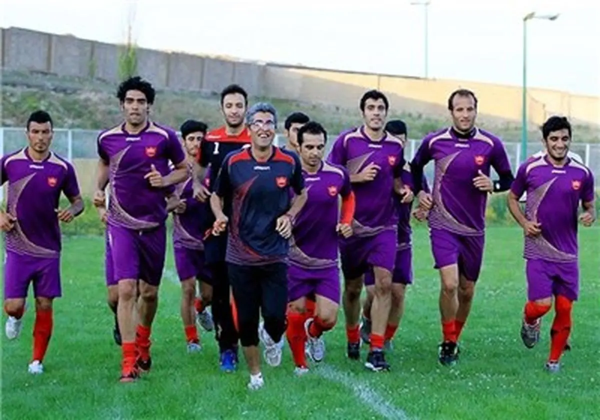 رقابت کودکان و پیرزنان برای گرفتن عکس و امضا!