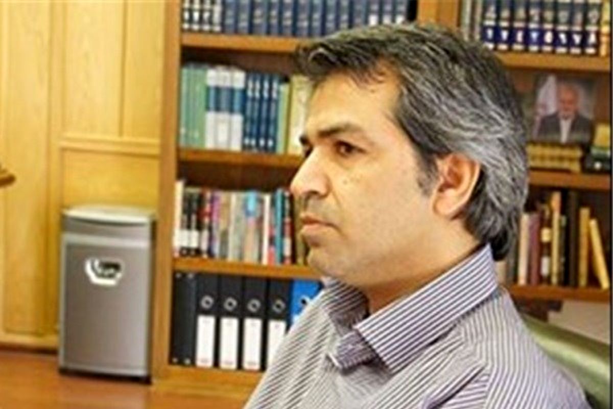 خواننده دهه 60 رسانه ملی در رستوران برنامه اجرا می‎کند 