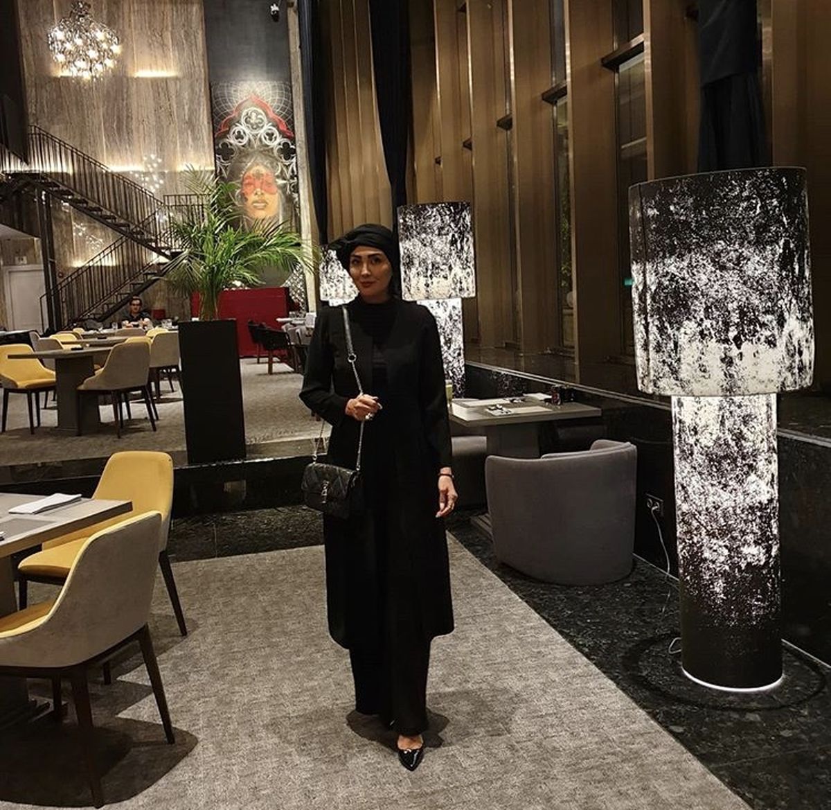 خانم بازیگر جوان در رستورانی مجلل + عکس