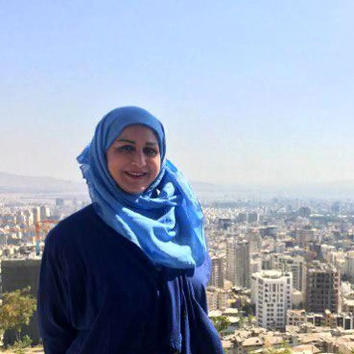 خانم گوینده بر فراز شهر تهران + عکس