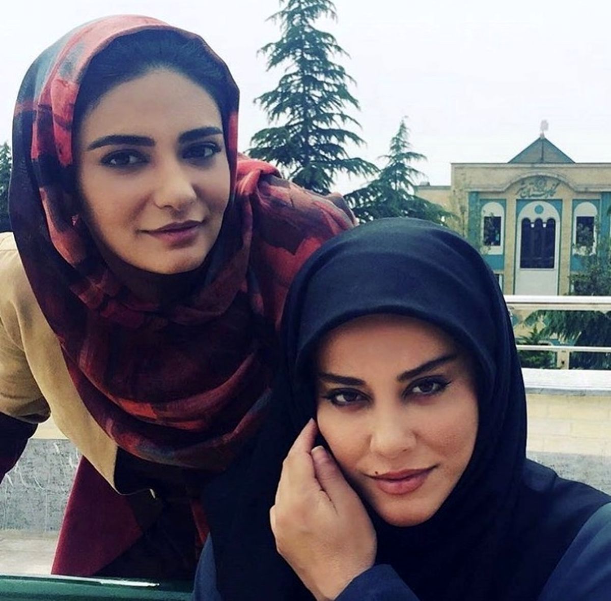 لیندا کیانی و‌بازیگر موچین + عکس