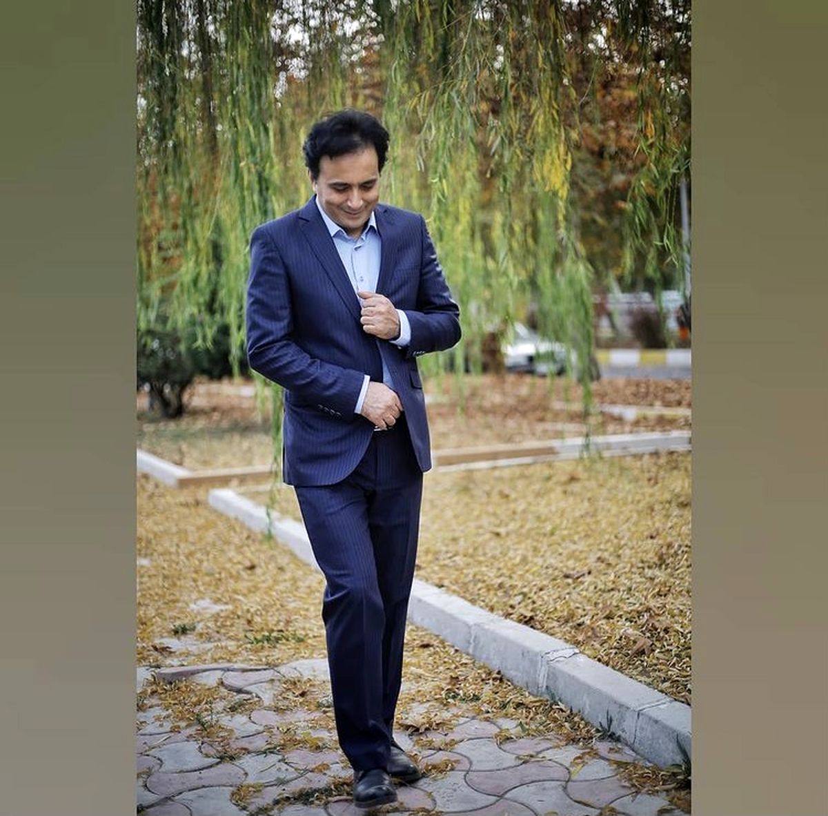 قدم‌ زدن آقای بازیگر با کت و شلوار در پارک + عکس