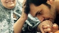 بوسه امیرمحمد زند بر دستان مادرش + عکس