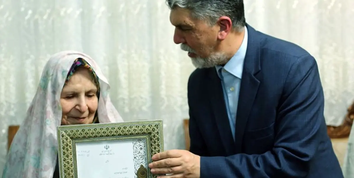 وزیر فرهنگ و ارشاد اسلامی به دیدار سیمین دخت وحیدی رفت