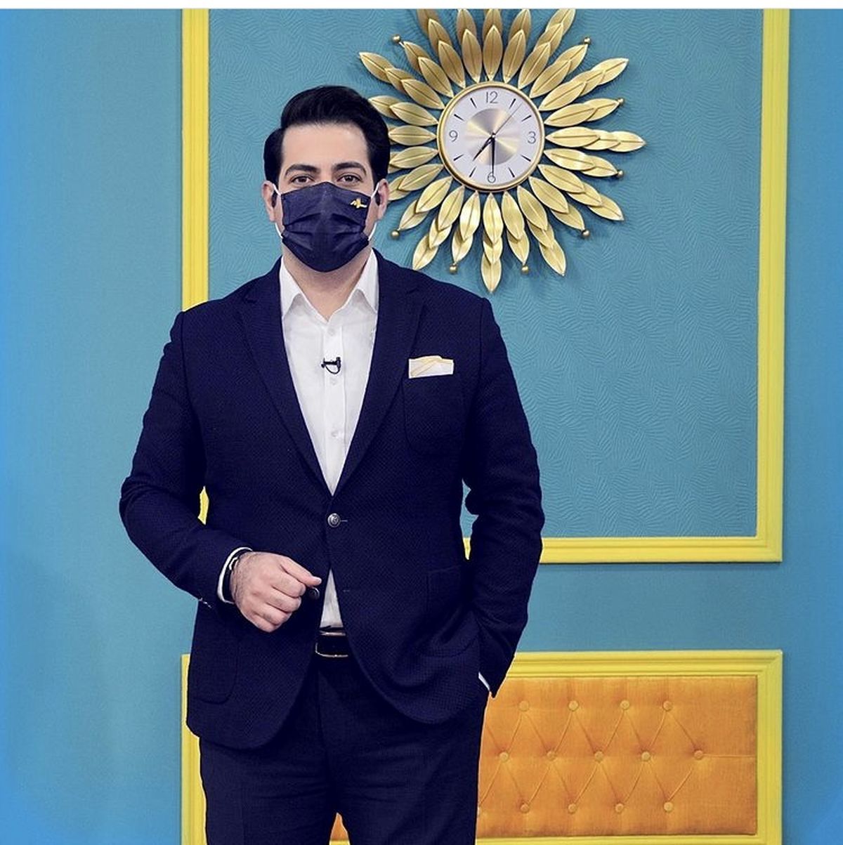ماسک ست آقای مجری با کت و شلوارش + عکس