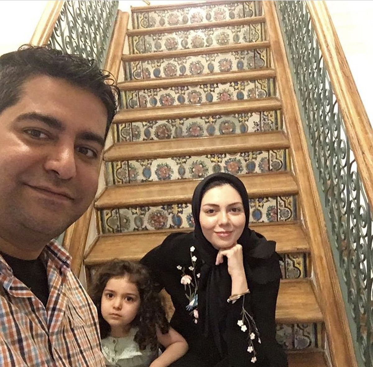 گردش آزاده نامداری با دختر و همسرش + عکس