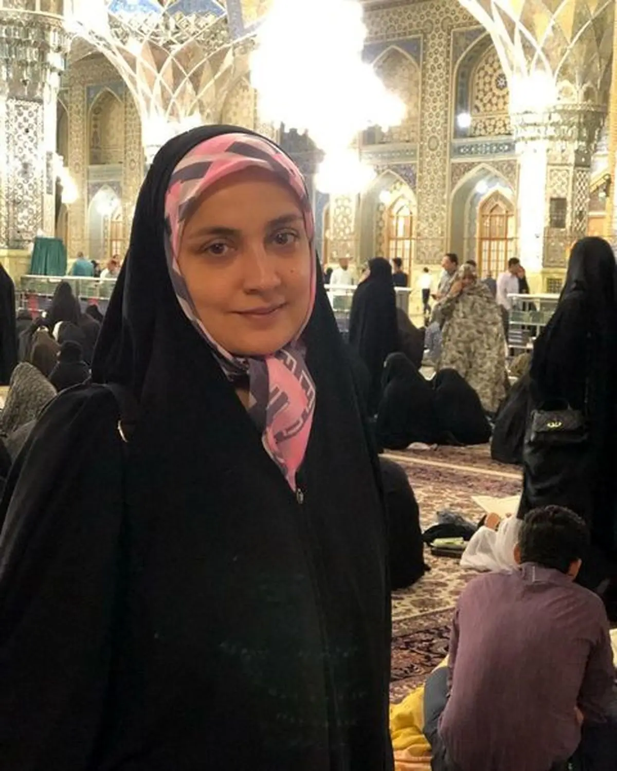 خاله نرگس مهربان در حال زیارت + عکس