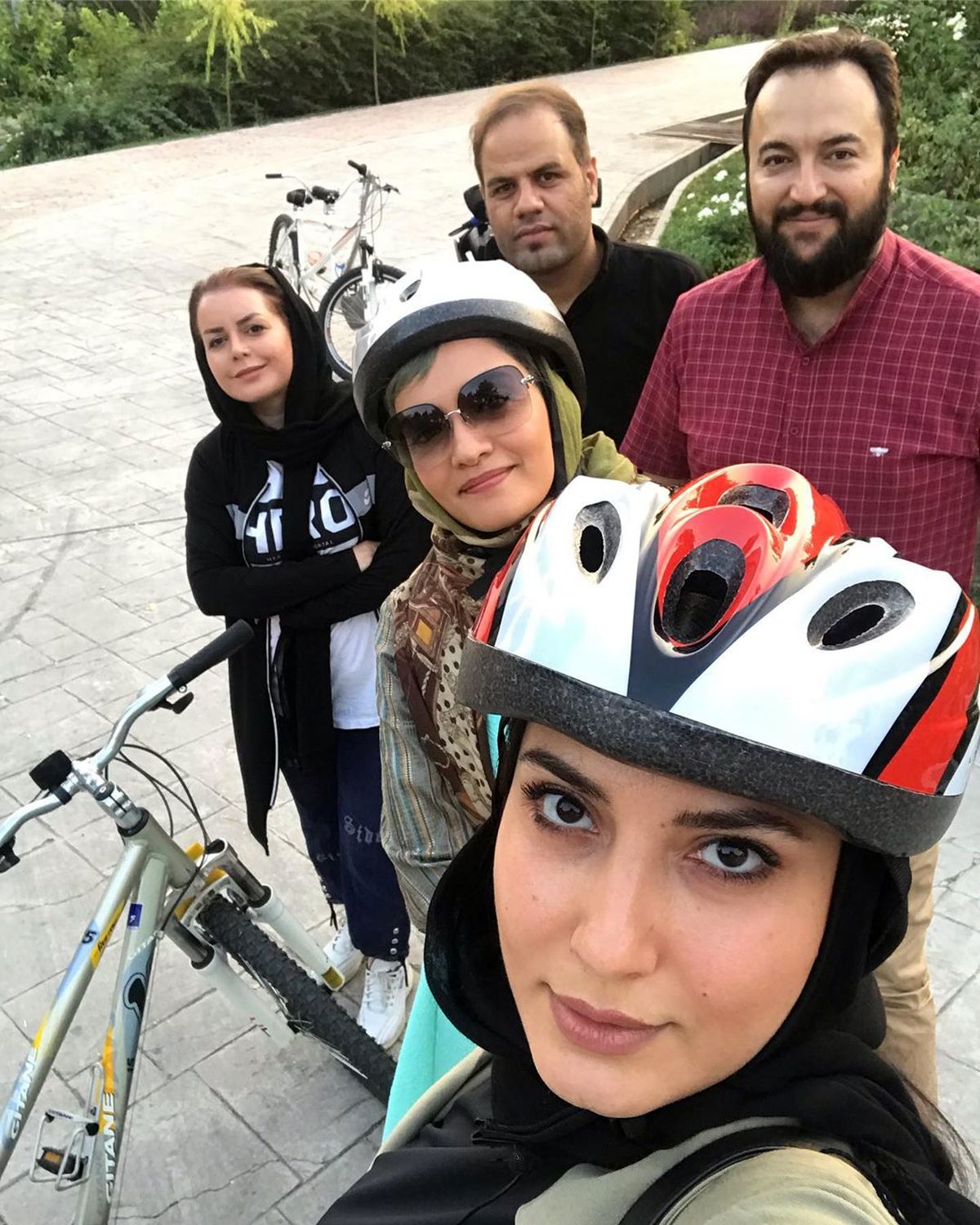 دوچرخه سواری دو بانوی بازیگر+عکس