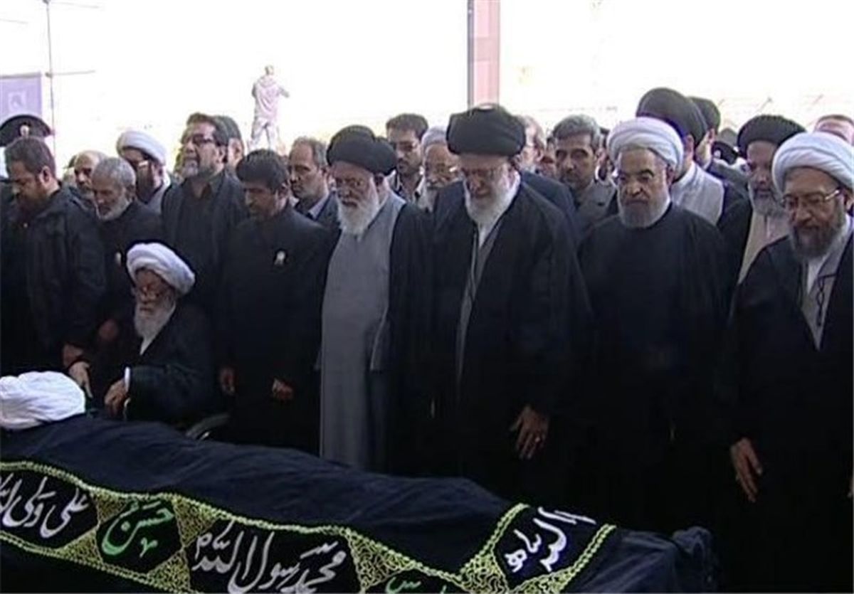 امام خامنه‌ای بر پیکر مطهر آیت‌الله واعظ‌طبسی نماز اقامه‌ کردند