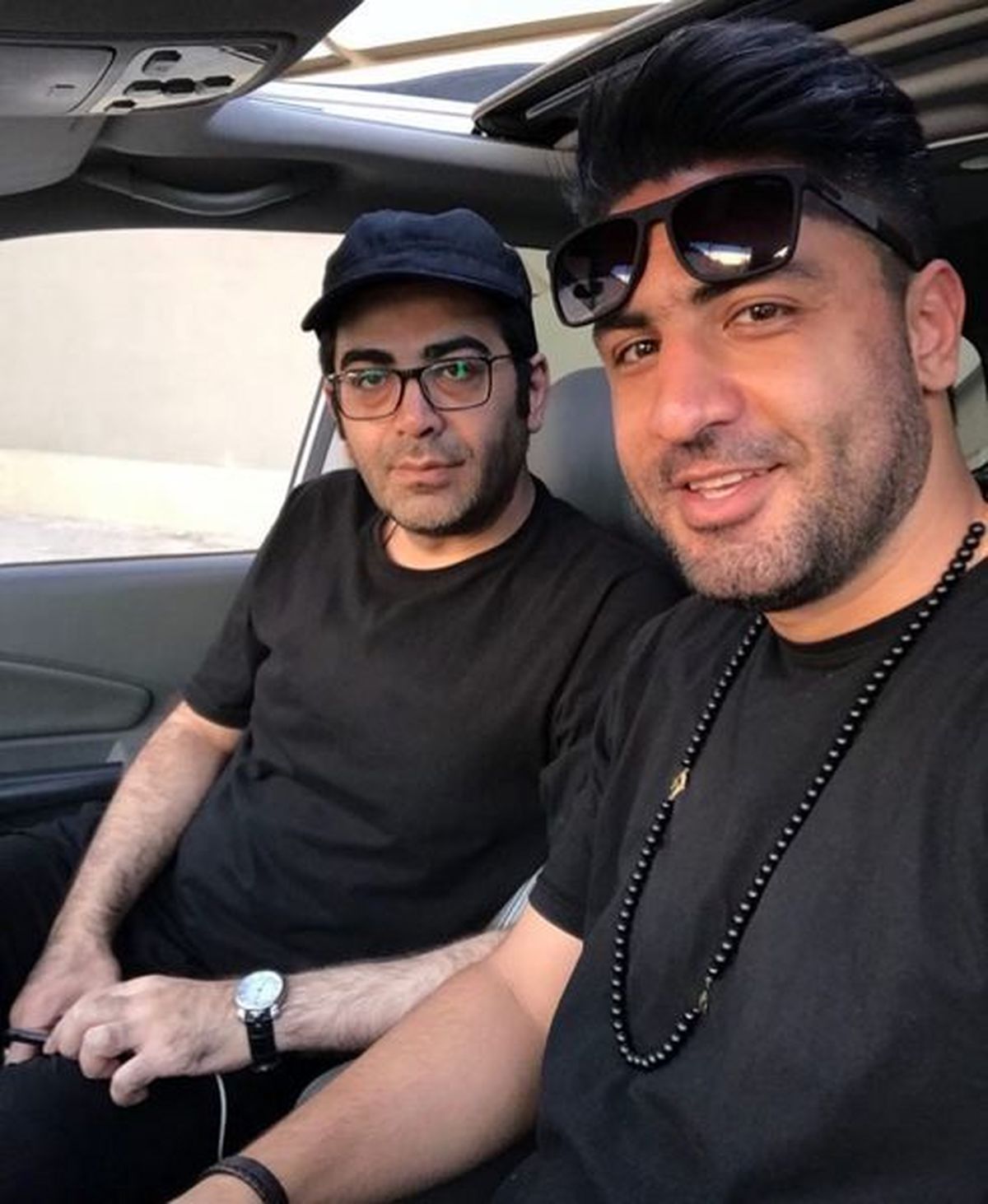 سلفی فرزاد حسنی با دوستش در ماشین + عکس