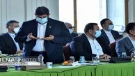 نماز خواندن یکی از حاضران وسط جلسه دیدار وزیرخارجه با نمایندگان مجلس+عکس