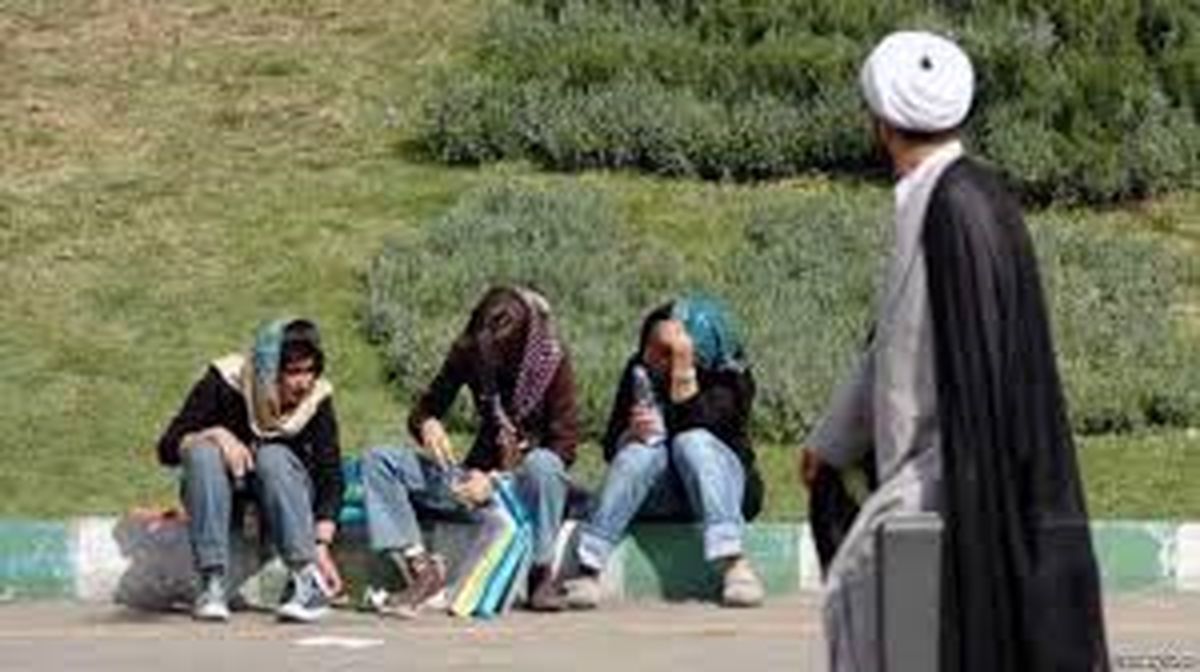 ضرب و شتم روحانی آمر به معروف توسط دختران بدحجاب