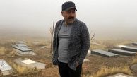 «سیدعلی صالحی» بر سر مزار پدرش/عکس 