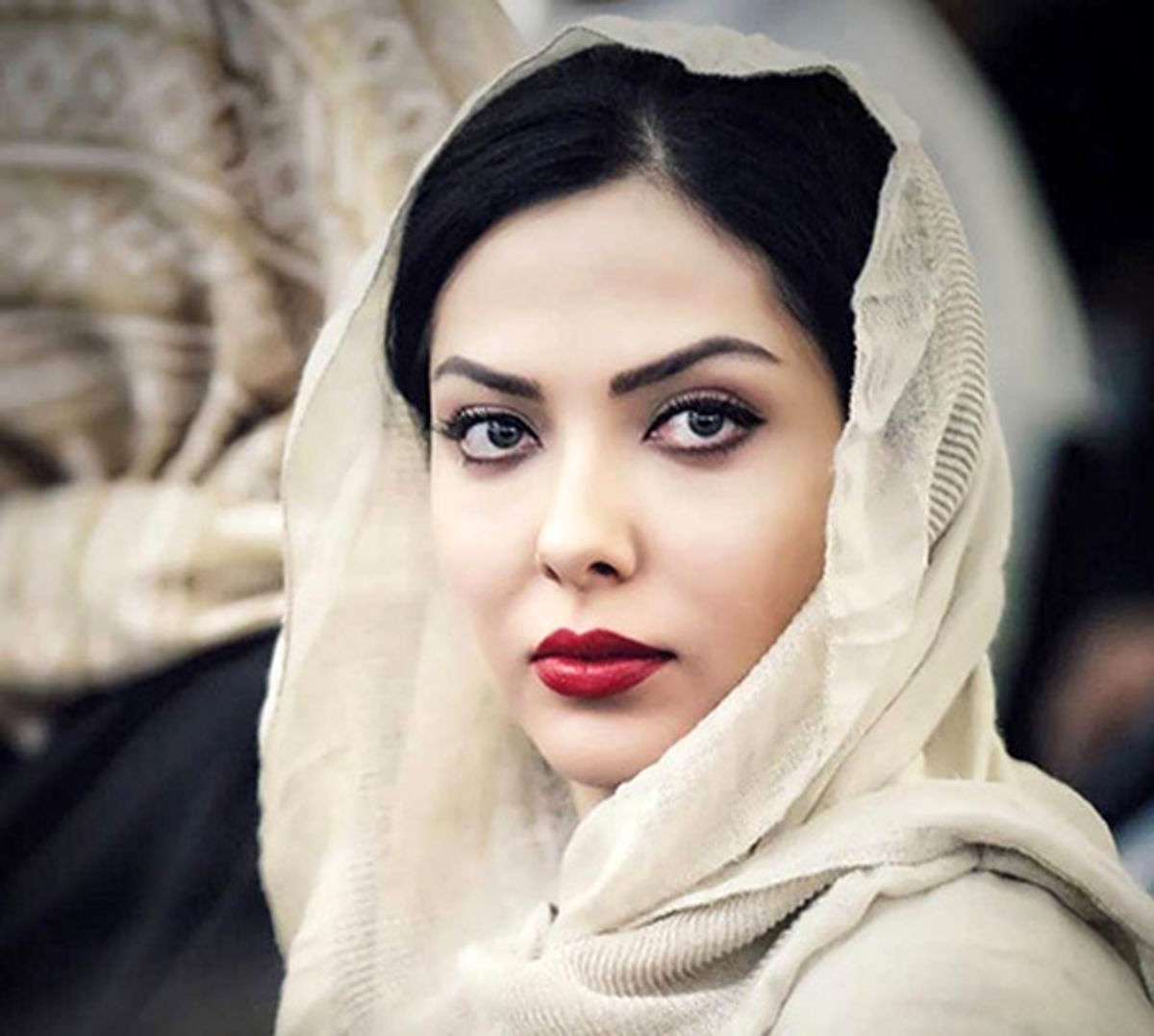 لیلا اوتادی با شالی زیبا