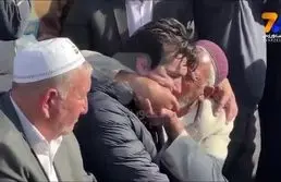 ببیند | گریه های دردناک پدر صابر کاظمی در آغوش فرهاد قائمی