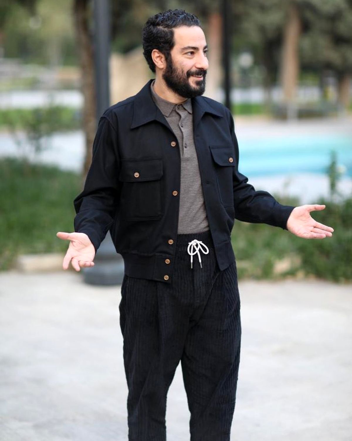 نوید محمدزاده با تیپ خاصش در پارک+عکس
