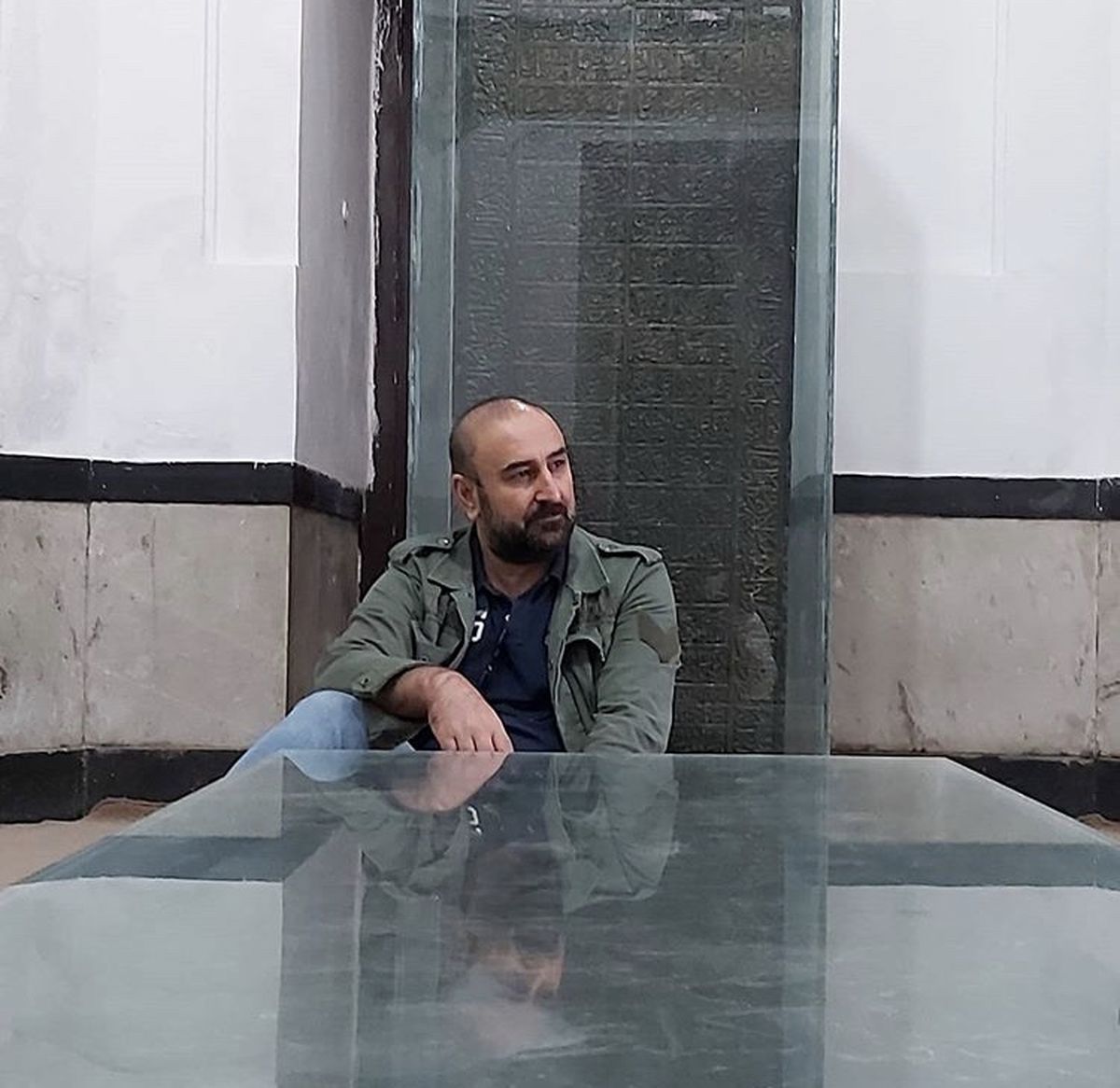 حال غریب مهران احمدی در یک آرامگاه + عکس