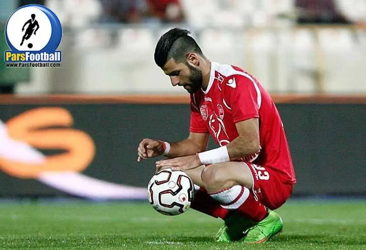 ستاره فوتبال پرسپولیس در حال جمع کردن پرتقال/عکس