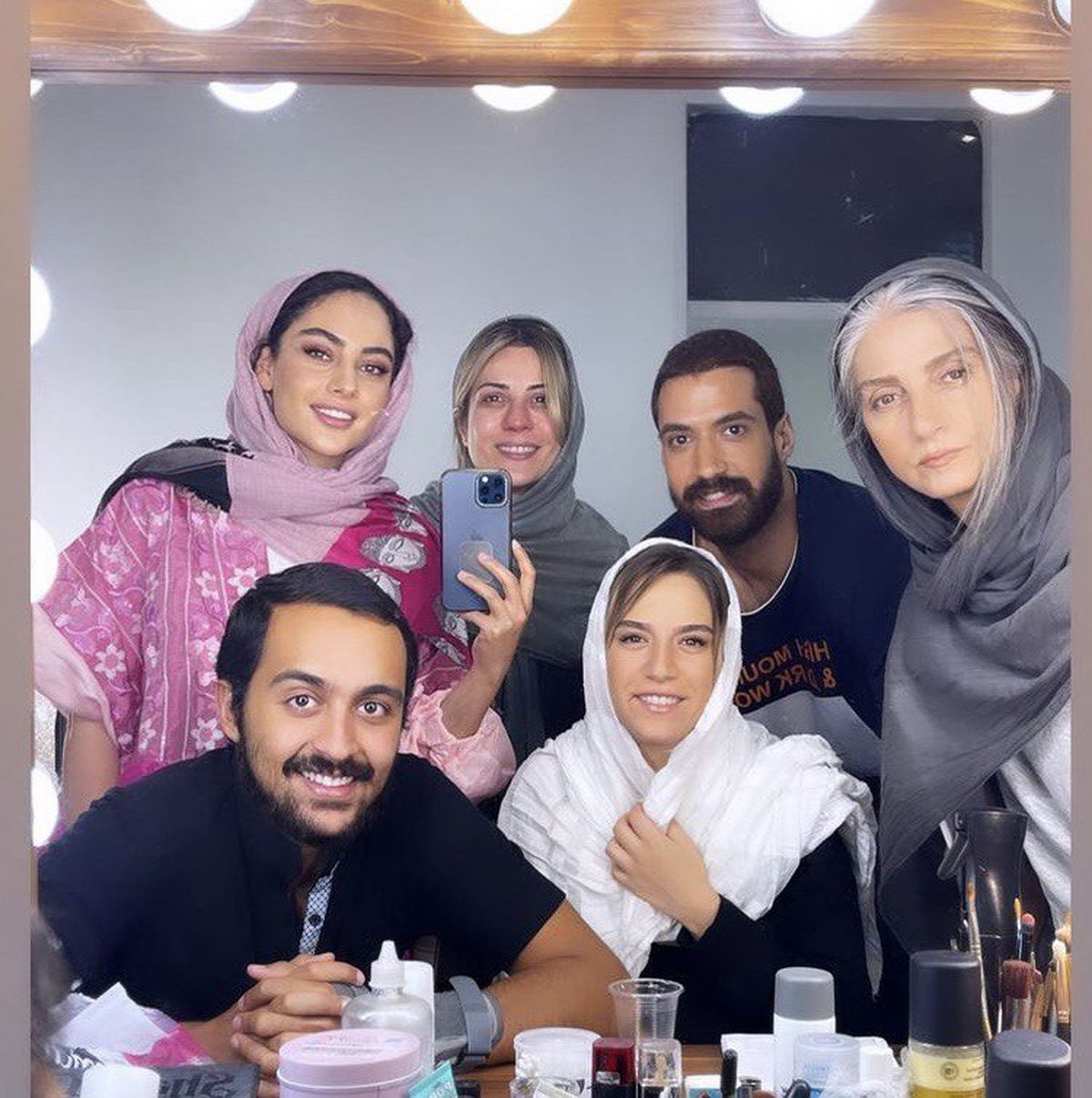 عکس دیده نشده از ترلان پروانه در پشت صحنه "علف زار"
