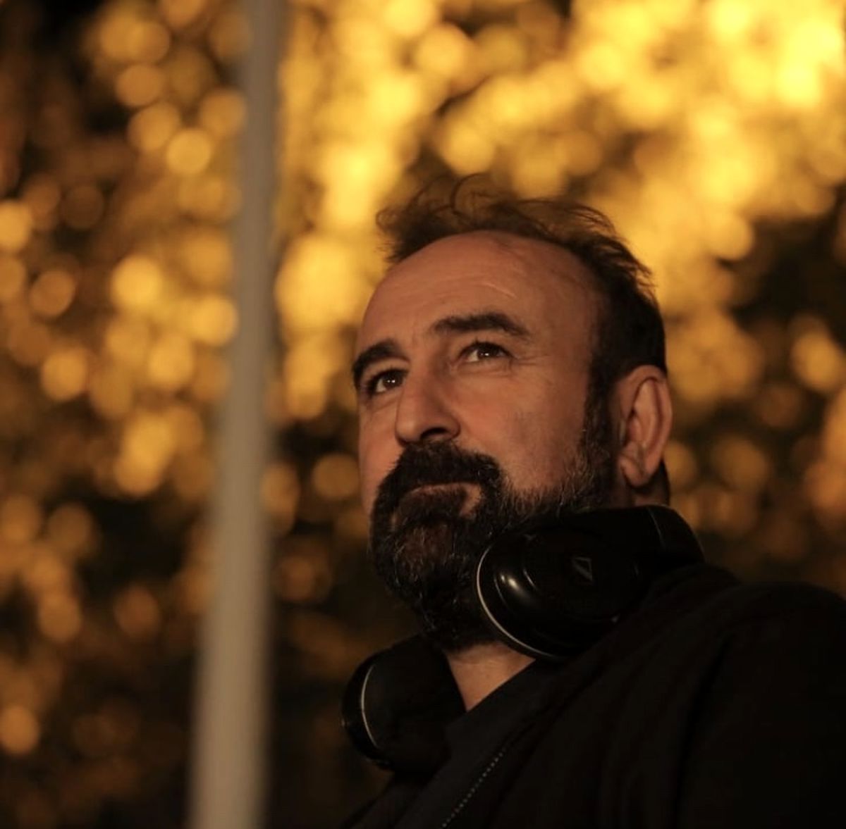 نگاه پر معنای مهران احمدی + عکس