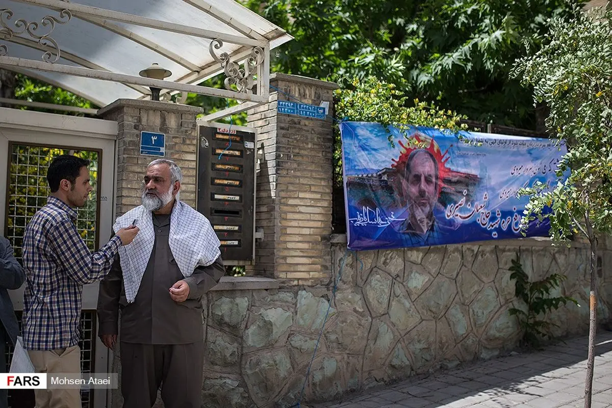 حضور سردار نقدی در منزل شهید مدافع حرم شعبان نصیری