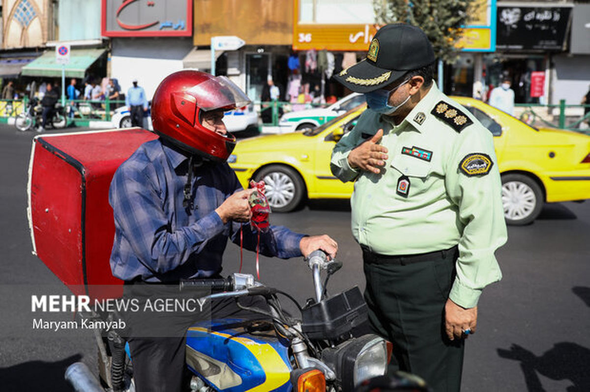 کار زیبا و جالب فرمانده ناجا + تصاویری تحسین برانگیز از ادای احترام و اهدای گل