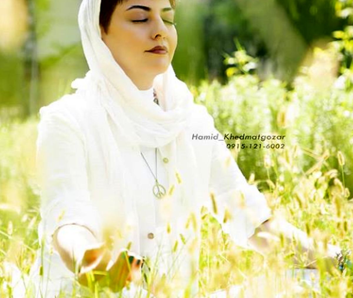 تمرین یوگا آناهیتا همتی در فضای باز+عکس