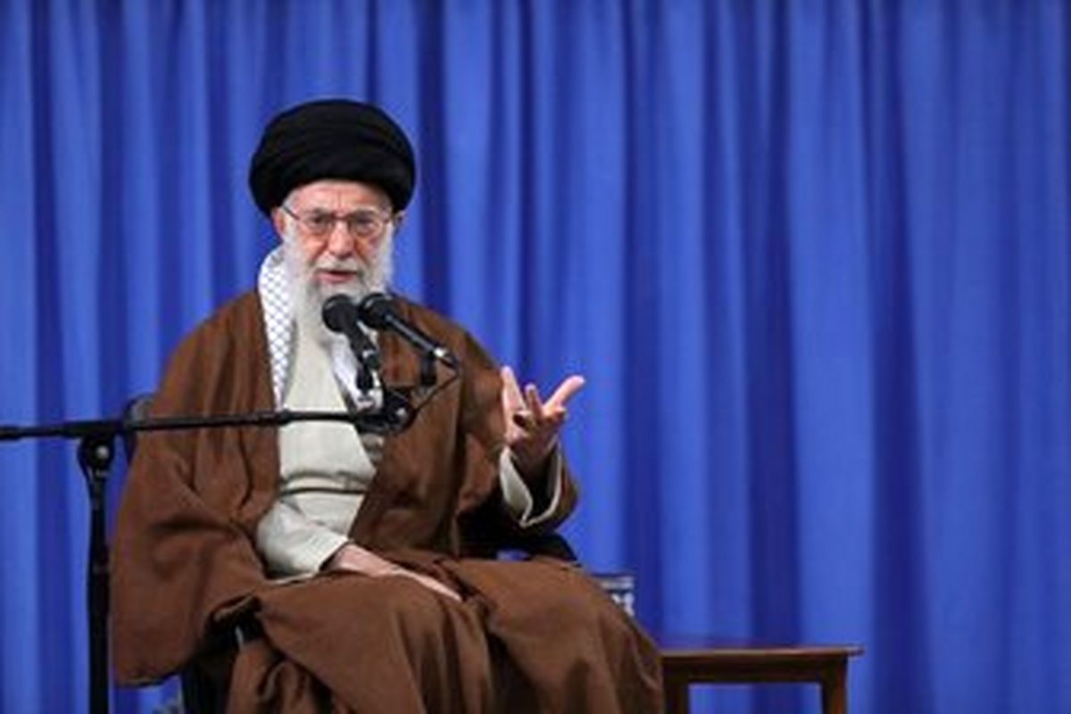 کارکنان وزارت اطلاعات با امام‌خامنه‌ای دیدار کردند