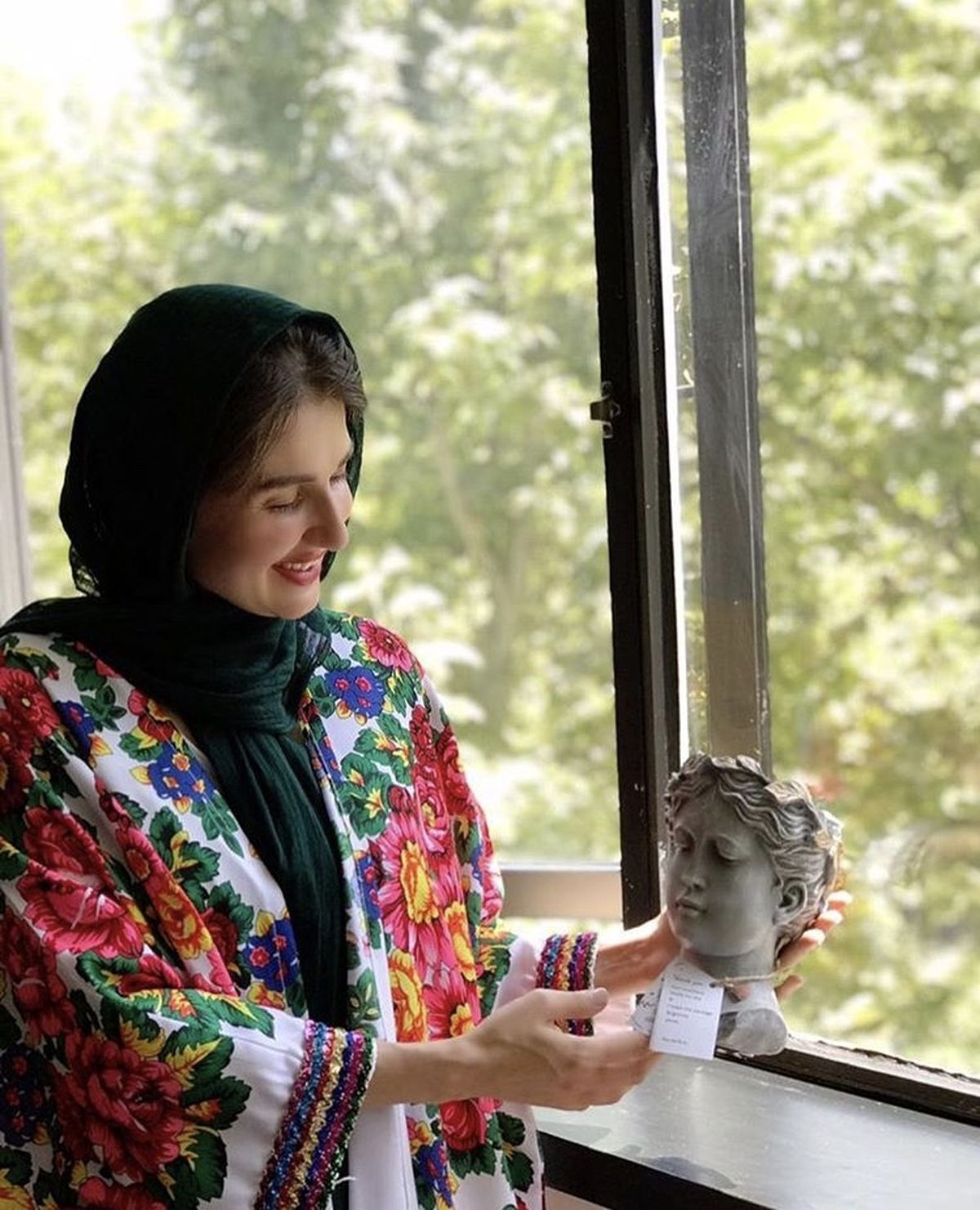 همسر اروپایی ساعد سهیلی با مانتو‌گل گلی + عکس