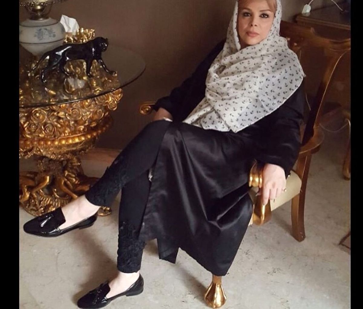 عکس بازیگر بوی باران در خانه شیکش