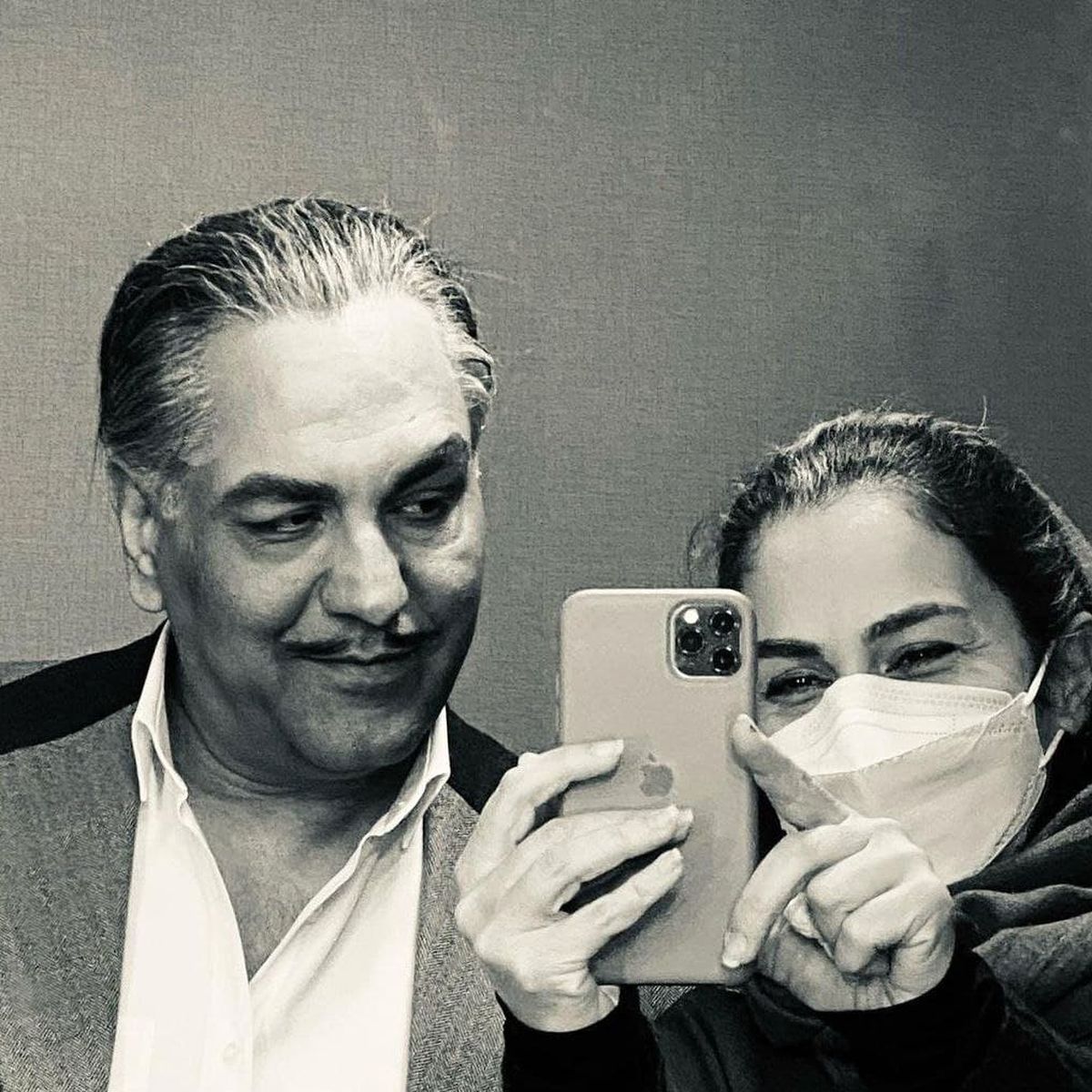 سلفی تینا پاکروان و مهران مدیری در پشت صحنه سریال «خاتون»