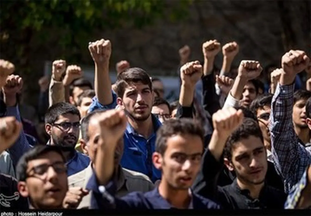دانشجویان مقابل وزارت اقتصاد تجمع می‌کنند
