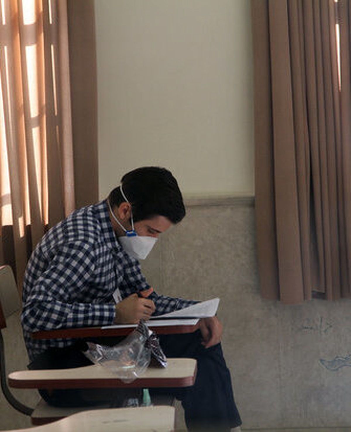 همراه داشتن موبایل حتی خاموش در جلسه آزمون موجب محرومیت است