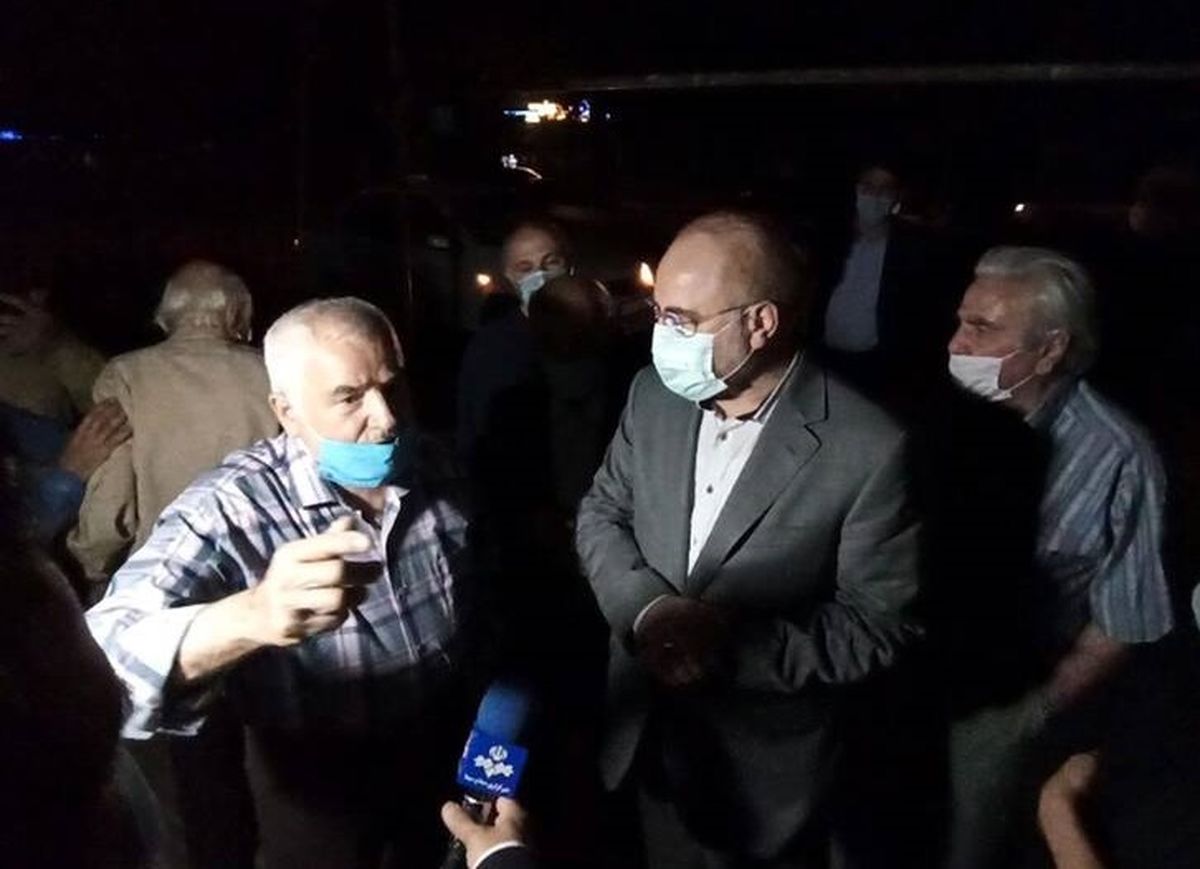بازدید سرزده رئیس مجلس از صف سالمندان متقاضی واکسن+ عکس