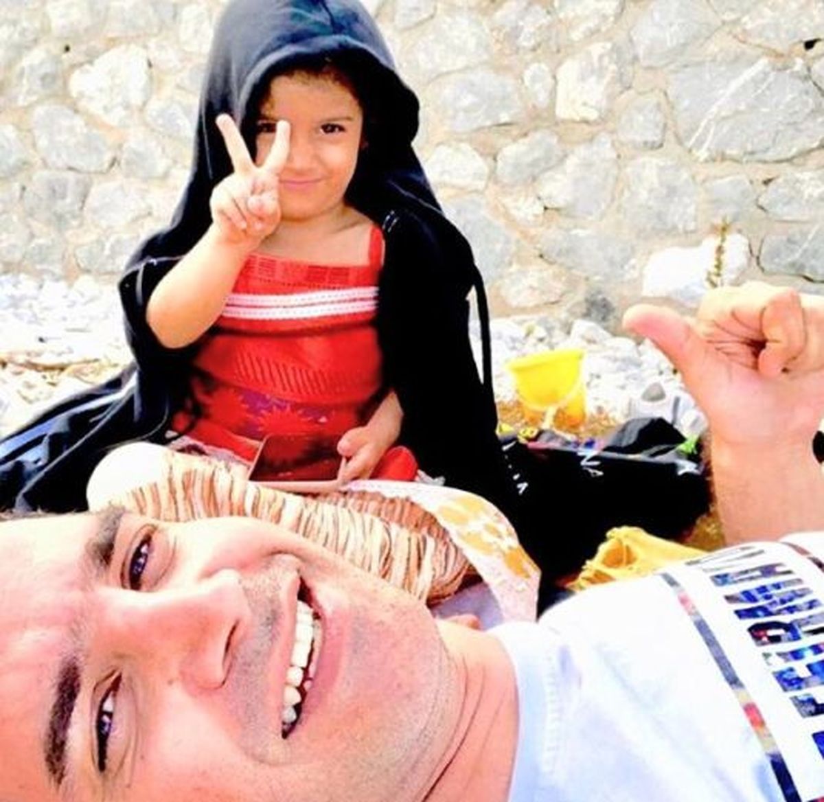 گشت و گذار محسن یگانه به همراه دخترش در طبیعت + عکس