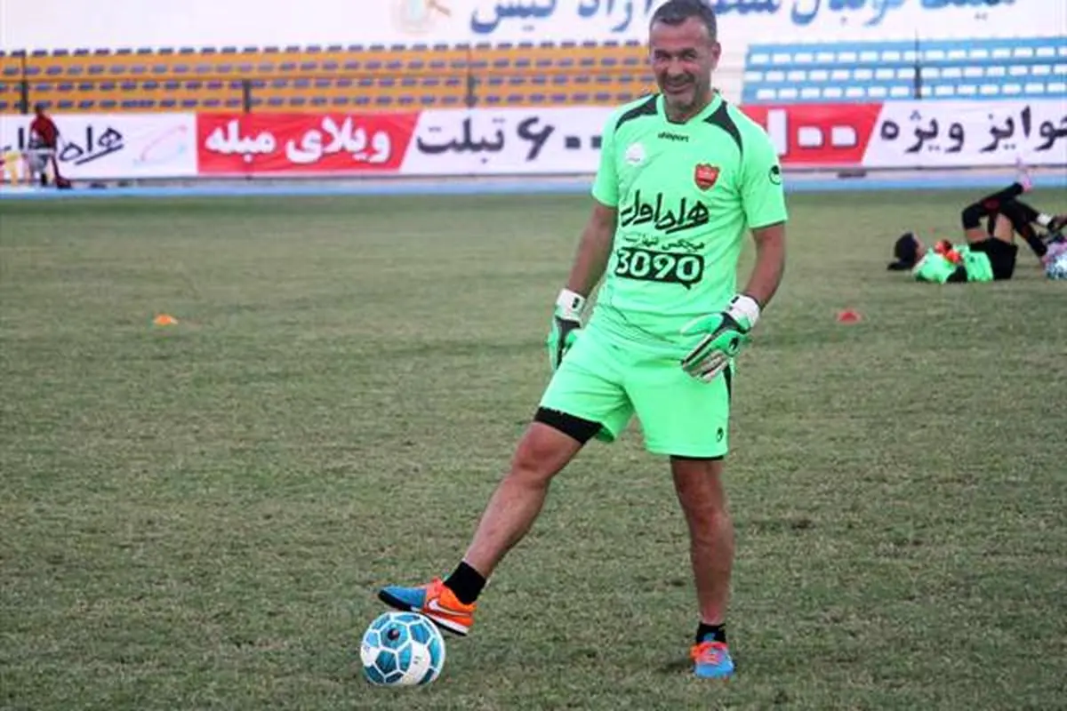 مربی پرسپولیس در ورزشگاه سیگار کشید